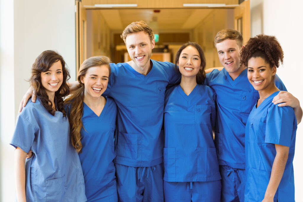 estudiantes medicina sonriendo camara