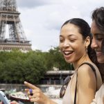 women-traveling-together-paris